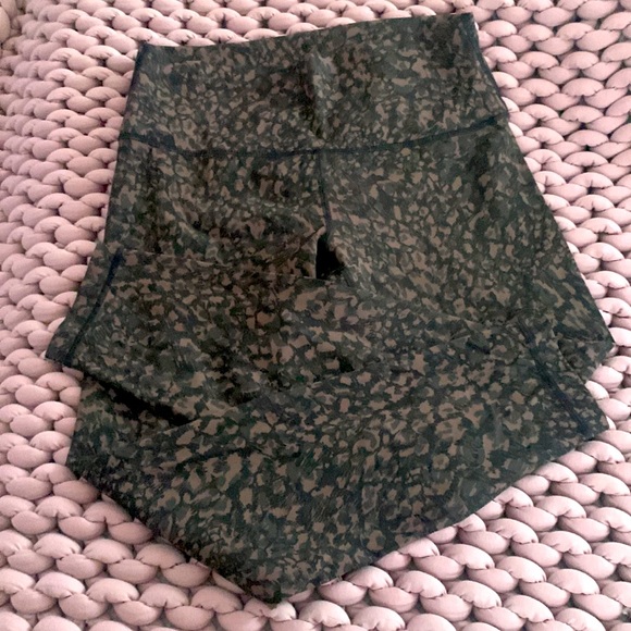 NWOT SIZE 10 CHEETA LULULEMON LEGGINGS NOT CROPPED REG LENGTH - Picture 2 of 2